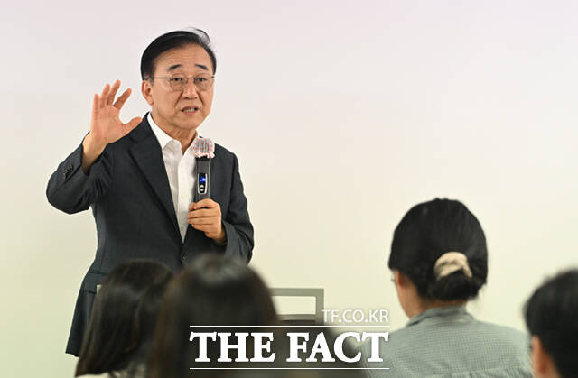 김윤덕 국토교통부 장관(오른쪽)과 오세훈 서울시장이 20일 오전 서울 중구 달개비에서 주택공급 회동을 마친 뒤 나서고 있다. /이새롬 기자