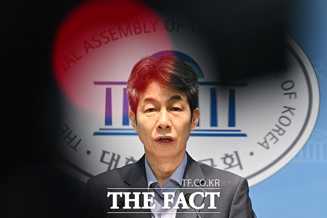 윤건영 더불어민주당 의원이 20일 오전 서울 여의도 국회 소통관에서 윤석열 국정원의 민간인 사찰 관련 기자회견을 열고 발언을 하고 있다. /국회=남용희 기자