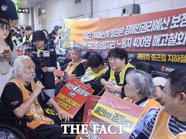 전국장애인차별철폐연대(전장연)가 박홍근 기획예산처 장관과 비공개 면담을 진행했다. 박 장관은 출근길 지하철 탑승 시위 중단을 요청했으나, 전장연은 오는 24일 예정대로 시위를 진행한 뒤 지속 여부를 결정하겠다는 입장이다. /이다빈 기자
