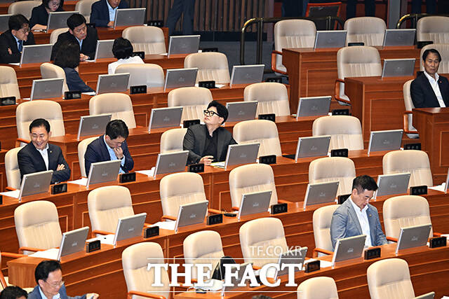 한동훈 무소속 의원(왼쪽)이 20일 오후 서울 여의도 국회에서 열린 제438회국회(임시회) 1차 본회의에 참석해 배현진 국민의힘 의원과 대화를 하고 있다. /국회=배정한 기자