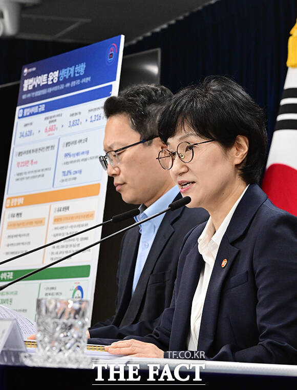 원민경 성평등가족부 장관(왼쪽)이 20일 오전 서울 종로구 정부서울청사에서 관계부처합동 불법사이트 통합 대응 방안을 브리핑하고 있다. /임영무 기자