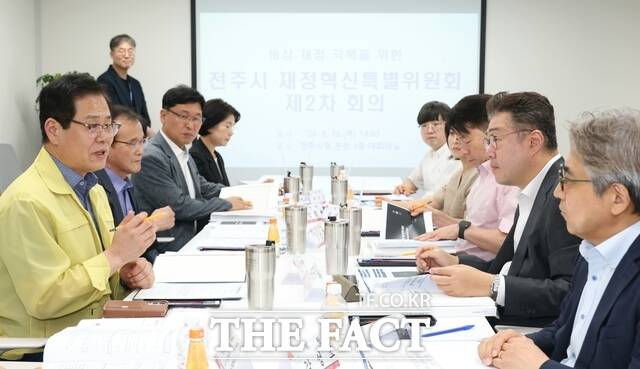 20일 전주시청 3층 대회의실에서 비상 재정 극복을 위한 전주시 재정혁신특별위원회 제2차 회의가 열린 가운데 조지훈 전주시장(왼쪽)이 재정운용 원칙안과 대규모 투자사업 조정 방향 등을 논의하고 있다. /전주시
