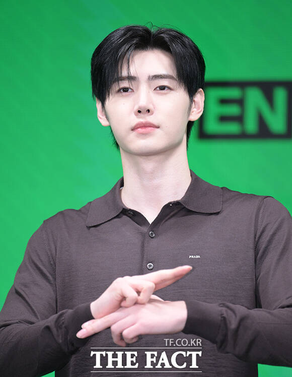 그룹 엔하이픈(ENHYPEN) 니키와 제이크, 성훈, 정원, 선우, 제이(왼쪽부터)가 20일 오전 서울 용산구 몬드리안 서울 이태원에서 열린 미니 8집 'THE SIN : BLISS' 발매 기념 기자간담회에 참석해 포즈를 취하고 있다. /박헌우 기자