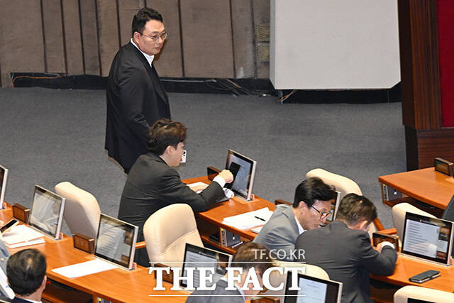 최길수, 강지식, 최용훈 특별감찰관 후보자 추천안 투표를 마친 뒤 자리로 이동하며 김 대표를 바라보는 천하람 개혁신당 원내대표.