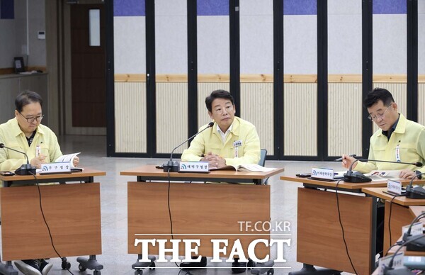 김찬술 대전시 대덕구청장이 20일 구청 대회의실에서 열린 유성구 도룡동 일원 핵 공격 상황을 가정한 '2026년 을지연습 전시 현안 과제 토의'에서 주민 대피와 피해복구를 중심으로 대응 방안을 논의하고 있다. /대덕구