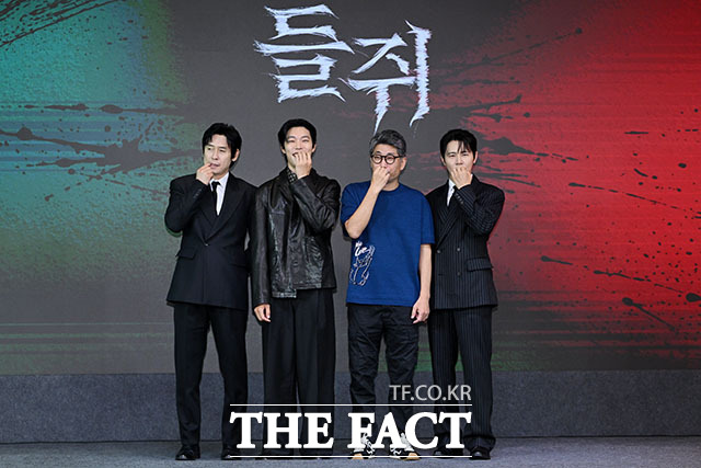 배우 설경구 류준열, 김홍선 감독, 배우 이규형(왼쪽부터)이 20일 오전 11시 서울 마포구 호텔 나루 서울 엠갤러리에서 열린 넷플릭스 새 오리지널 시리즈 '들쥐' 제작발표회에 참석해 다양한 이야기를 나눴다. /서예원 기자
