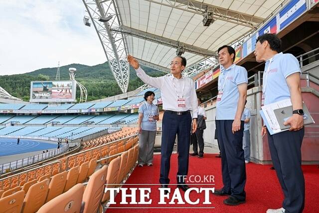 추경호 대구시장(왼쪽)이 20일 대구 세계마스터즈육상대회가 열리는 대구스타디움에서 준비 상황을 최종 점검했다. /대구시