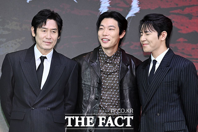 배우 설경구와 류준열, 김홍선 감독, 배우 이규형(왼쪽부터)이 20일 오전 서울 마포구 호텔 나루 서울 엠갤러리에서 열린 넷플릭스 시리즈 ‘들쥐’ 제작발표회에 참석해 포즈를 취하고 있다. /서예원 기자