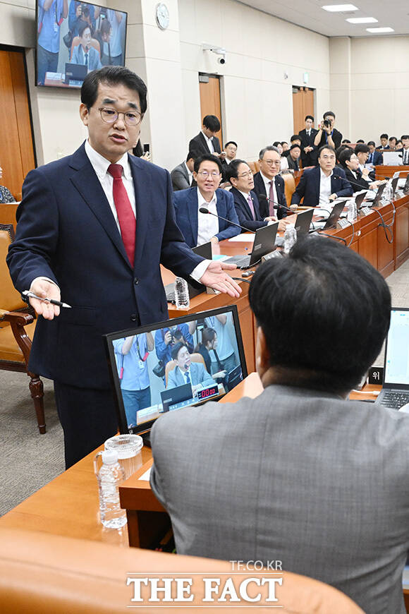 대화 나누는 배 간사와 조 위원장.