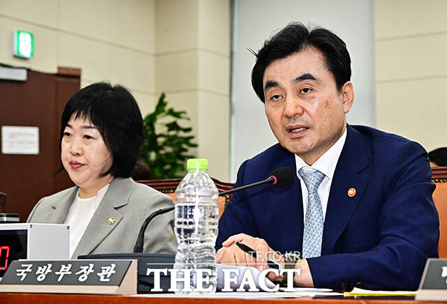 안규백 국방부 장관이 20일 오전 서울 여의도 국회에서 열린 국방위원회 전체회의에 출석해 유영하 국민의힘 의원의 질의를 듣고 있다.
