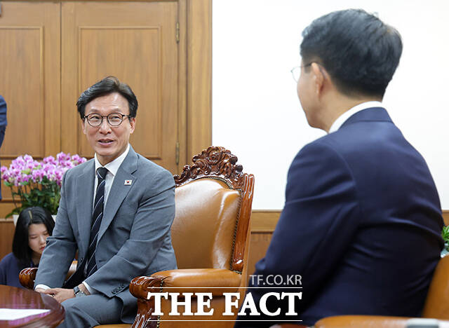 검사 보완수사권 박탈로 예상되는 부작용을 보완해야 할 중책을 맡은 더불어민주당 김민석 지도부가 강경 일변도의 전임 지도부와 달리 '타협선'을 찾을 수 있을지 주목된다. 사진은 김민석 대표가 20일 오후 서울 여의도 국회에서 조정식 국회의장을 예방하며 인사말을 하고 있는 모습. /배정한 기자