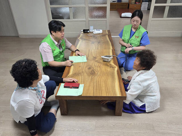 안동병원이 산불피해지역 경로당을 찾아 어르신 대상 건강 상담을 하고 있다. /안동병원