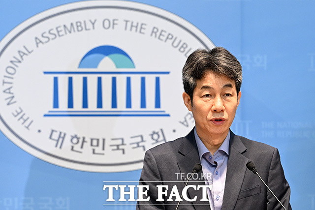 윤 의원은 이 같은 국정원의 활동이 12·3 비상계엄 사태의 배경이 됐을 가능성도 제기했다. 사진은 20일 오전 서울 여의도 국회 소통관에서 윤석열 국정원의 민간인 사찰 관련 기자회견을 열고 발언을 하고 있는 윤 의원. /남용희 기자