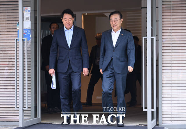 김윤덕 국토교통부 장관(오른쪽)과 오세훈 서울시장이 20일 오전 서울 중구 달개비에서 주택공급 회동을 마친 뒤 나서고 있다. /이새롬 기자