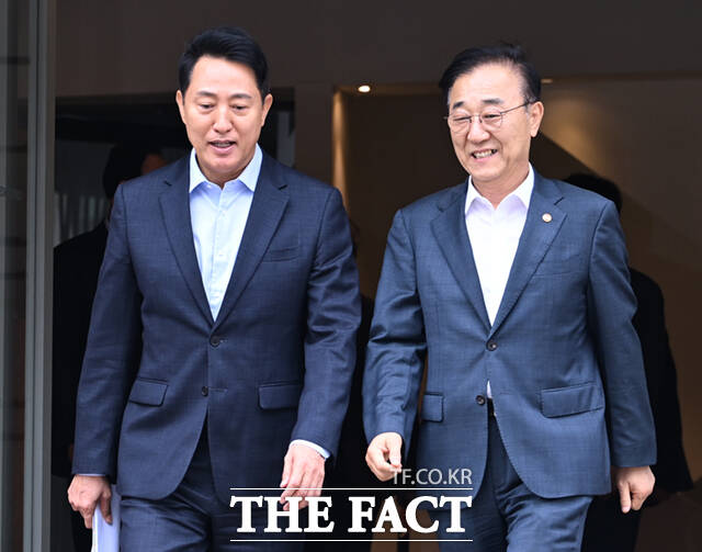 김윤덕 국토교통부 장관(오른쪽)과 오세훈 서울시장이 20일 오전 서울 중구 달개비에서 주택공급 회동을 마친 뒤 나서고 있다. /이새롬 기자