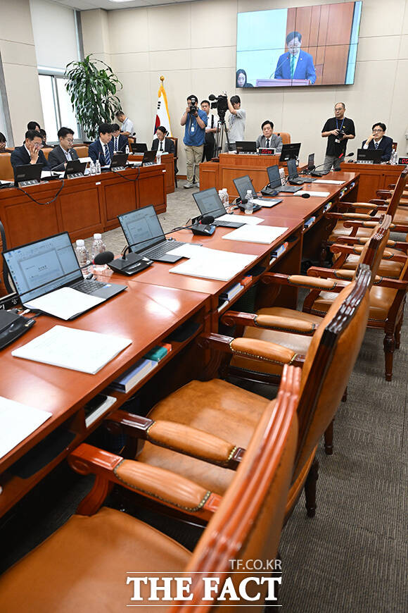 소위원회 구성과 의사일정 합의 등 여당의 일방적인 의사 일정 진행에 반발해 퇴장한 국민의힘 의원들.
