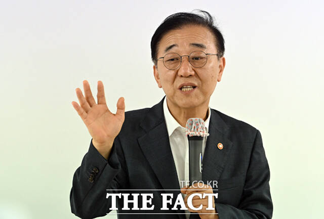 김윤덕 국토교통부 장관(오른쪽)과 오세훈 서울시장이 20일 오전 서울 중구 달개비에서 주택공급 회동을 마친 뒤 나서고 있다. /이새롬 기자