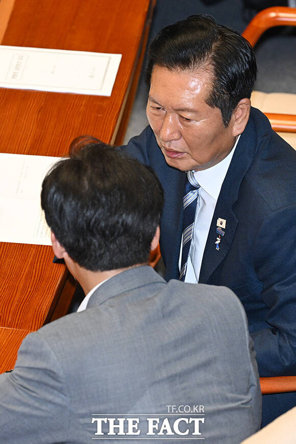 당대표 후보였던 정청래 의원(오른쪽)을 비롯해 동료 의원들 자리 찾아다니며 대화 나누는 김 대표.