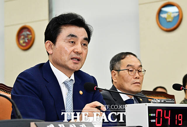 안규백 국방부 장관이 20일 오전 서울 여의도 국회에서 열린 국방위원회 전체회의에 출석해 유영하 국민의힘 의원의 질의를 듣고 있다.