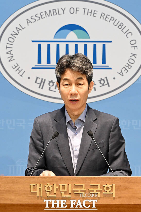 윤석열 국정원의 민간인 사찰 관련 기자회견하는 윤 의원.