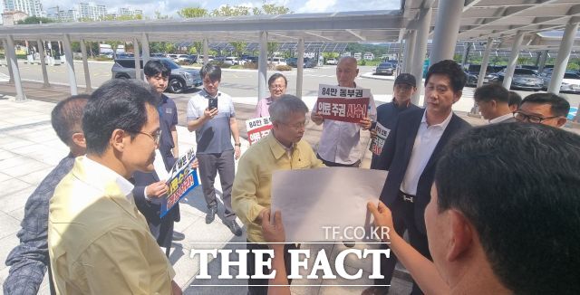 20일 오전 순천시 신대 전남광주 2청사에 나타난 민형배 전남광주시장과 범시민추진위 관계자가 의대문제를 놓고 설전을 벌였다. /범시민추진위