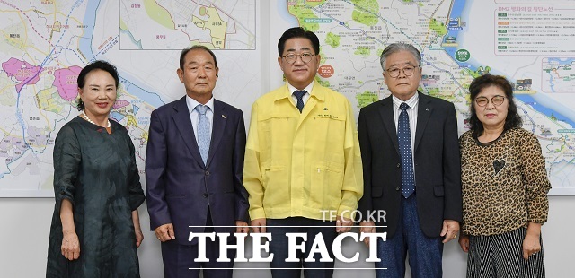 이기형 김포시장이 지난 19일 김포시청 본관 2층 소통실에서 김포시이북도민회 김형렬 회장을 비롯한 임원진과 간담회를 진행한 후 기념사진을 찍고 있다. /김포시