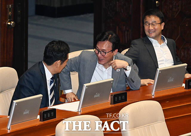 김민석 더불어민주당 대표(가운데)가 20일 오후 서울 여의도 국회에서 열린 제438회국회(임시회) 1차 본회의에 참석해 정청래 전 대표와 대화(왼쪽)를 하고 있다. /국회=배정한 기자
