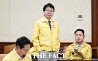  회의실 살펴보는 이한주 이사장 [포토]