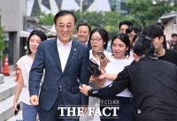  김윤덕, 취재진 질의에 '그저 웃음만' [포토]