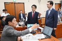  '소위원회 구성 및 의사일정 진행 반발' 국민의힘 퇴장에 재경위 반쪽 회의 [TF사진관]