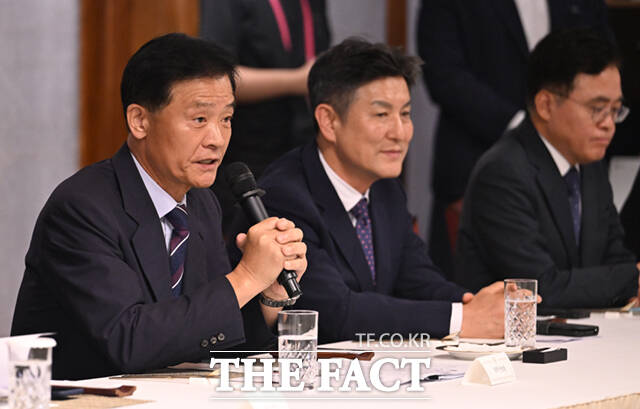 한성숙 국무총리(오른쪽)가 21일 오후 서울 종로구 삼청동 총리공관에서 서울구청장들과 주택공급 관련 간담회에 앞서 이승로 성북구청장·구청장협의회장과 인사하고 있다.