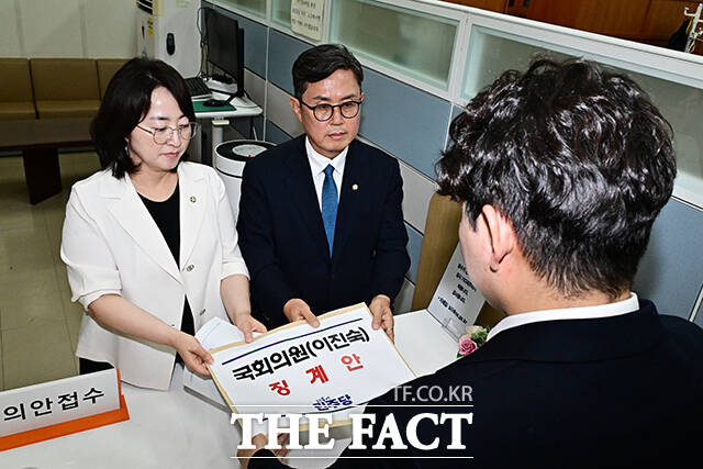 이주희 더불어민주당 의원(왼쪽)과 안도걸 의원이 21일 오후 서울 여의도 국회 의안과에서 이진숙 국민의힘 의원의 징계안을 제출하고 있다.