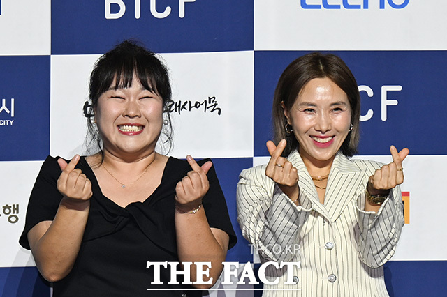 김민경과 신봉선이 손으로 '14'를 표시하고 있다.