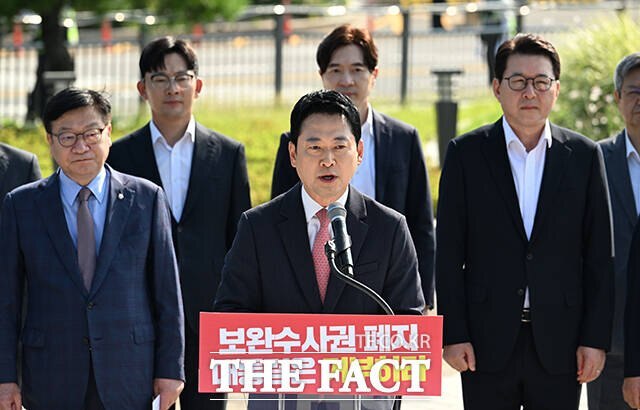 주요 현안을 이재명 정부 책임론으로 연결 짓는 강경 메시지를 쏟아내며 당내 입지 확보와 지지층 결집을 동시에 노리는 모양새다. 사진은 장동혁 국민의힘 대표가 지난 3일 오전 서울 종로구 청와대 사랑채 분수대 앞에서 열린 국민의힘 현장 최고위원회의에 참석해 발언하고 있는 모습. /박헌우 기자