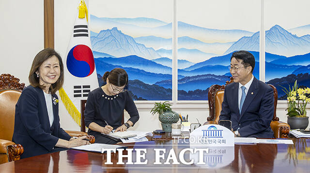 조정식 국회의장이 21일 오후 서울 여의도 국회에서 미셸 스틸 주한미국대사(왼쪽)를 접견하며 기념사진 촬영을 하고 있다. /국회사진기자단