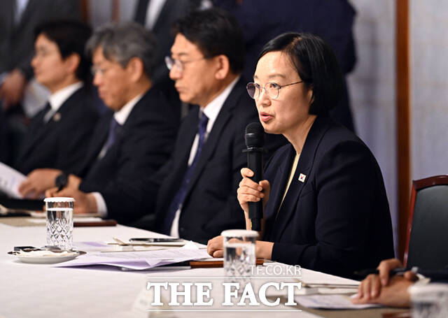 한성숙 국무총리(오른쪽)가 21일 오후 서울 종로구 삼청동 총리공관에서 서울구청장들과 주택공급 관련 간담회에 앞서 이승로 성북구청장·구청장협의회장과 인사하고 있다.