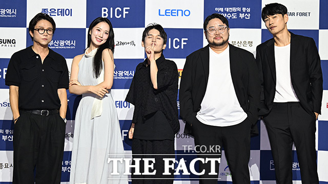제14회 부산국제코미디페스티벌(BICF)이 개막한 21일 오후 개그콘서트 '거울남녀' 팀이 부산 해운대구 벡스코 오디토리움에서 열린 BICF 블루카펫 포토타임에 참석해 포즈를 취하고 있다. 왼쪽부터 코미디언 박성광과 황혜선, 김진곤, 송영길, 김시우. /부산=송호영 기자