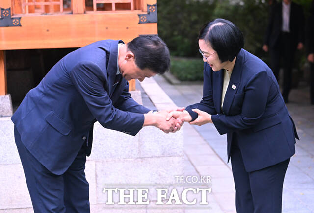 한성숙 국무총리(오른쪽)가 21일 오후 서울 종로구 삼청동 총리공관에서 서울구청장들과 주택공급 관련 간담회에 앞서 이승로 성북구청장·구청장협의회장과 인사하고 있다.