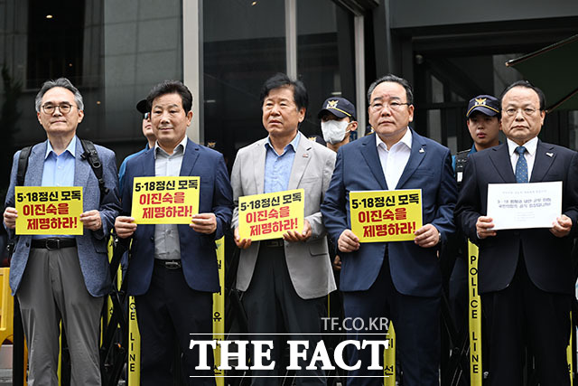 5·18 단체 관계자(왼쪽)가 장동혁 대표에게 전달할 공동 공개질의서를 국민의힘 중앙당사 관계자에게 전달하고 있다.