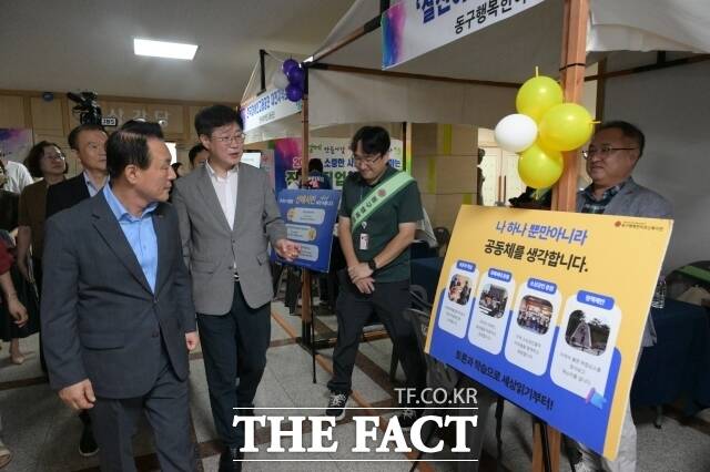백성현 논산시장이 21일 건양대학교 경상학관 강당에서 열린 '2026년 소중한사람들 진로·직업 체험 박람회' 현장을 둘러보고 있다. /논산시