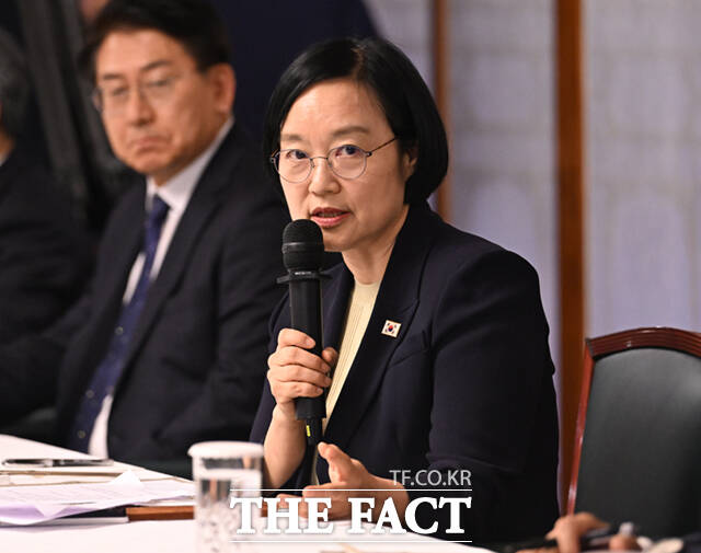한성숙 국무총리(오른쪽)가 21일 오후 서울 종로구 삼청동 총리공관에서 서울구청장들과 주택공급 관련 간담회에 앞서 이승로 성북구청장·구청장협의회장과 인사하고 있다.