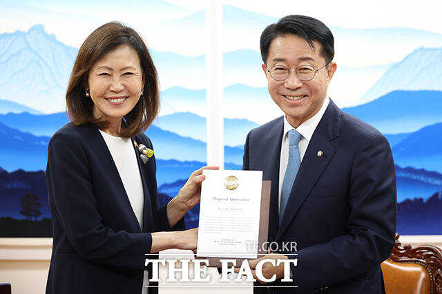 조정식 국회의장이 21일 오후 서울 여의도 국회에서 미셸 스틸 주한미국대사(왼쪽)를 접견하며 기념사진 촬영을 하고 있다. /국회사진기자단