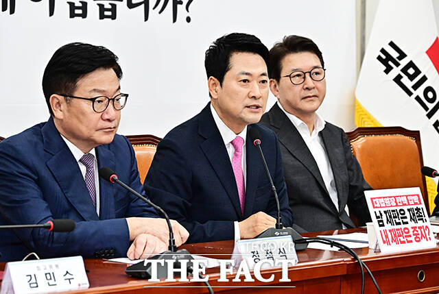 국민의힘이 21일 장동혁 대표(가운데)가 추진해온 당협위원장 일괄 사퇴 후 당원 투표를 통한 재선출 방안에 반대 의견을 모았다./배정한 기자