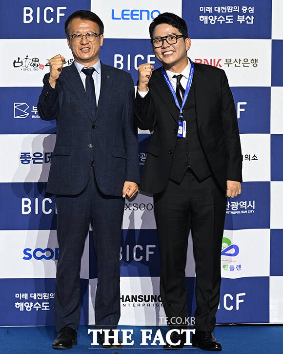 포즈를 취하는 김경덕 부산광역시 부시장(왼쪽)과 코미디언 김준호.
