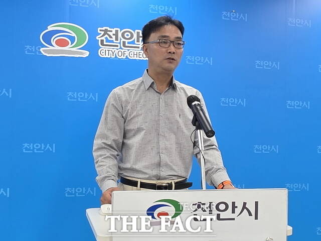 21일 천안시청 브리핑실에서 마라톤 동호회 소속 제보자가 이봉주마라톤대회 참가자 접수 논란과 관련해 기자회견을 하고 있다. /정효기 기자