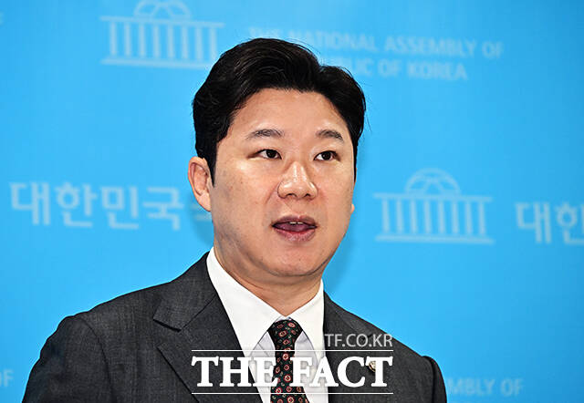 진종오 국민의힘 의원이 21일 오전 서울 여의도 국회 소통관에서 기자회견을 마친 뒤 취재진의 질의에 답변을 하고 있다. /국회=배정한 기자