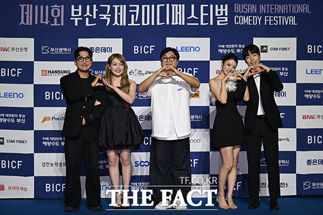 포즈를 취하는 코미디언 장현욱과 나현영, 오정율, 손민경, 강명선(왼쪽부터).