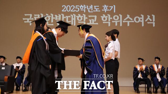 21일 국립한밭대서 열린 2025학년도 후기 학위수여식에서 오용준 총장이 학업우수자에게 상장을 수여하고 있다. /한밭대