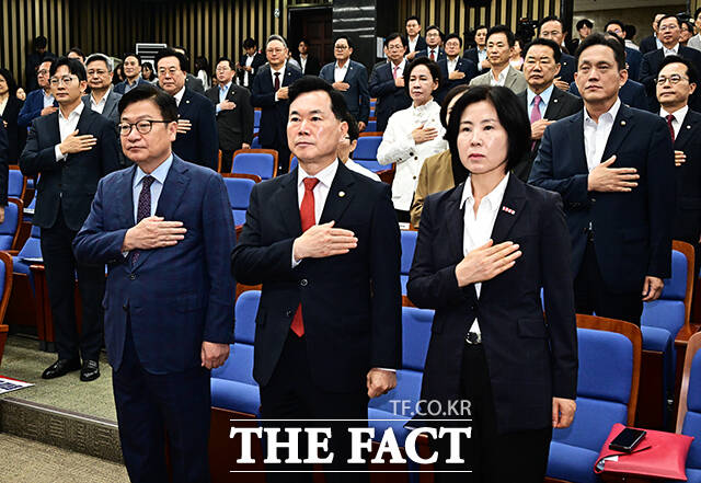 정점식 국민의힘 원내대표가 21일 오후 서울 여의도 국회에서 열린 의원총회에 참석해 모두발언을 하고 있다.