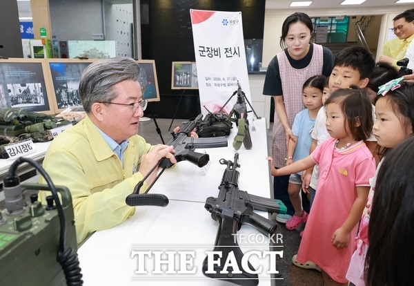 21일 유성구청을 찾은 유치원생들이 군 장비를 체험하고 있다. /대전시 유성구